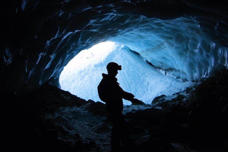 Imagem de exploração mineral representando o requerimento de pesquisa mineral em área de potencial geológico.