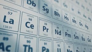 Tabela periódica com elementos de terras raras e minerais estratégicos para mineração e tecnologia