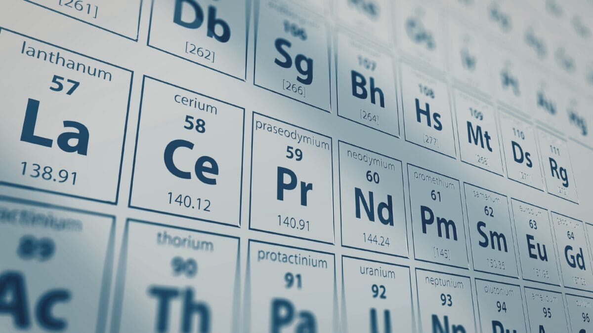 Tabela periódica com elementos de terras raras e minerais estratégicos para mineração e tecnologia