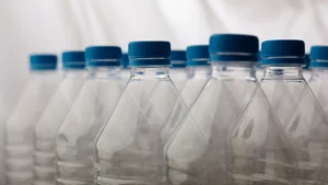 Garrafas plásticas transparentes para envase em mini fábrica de água mineral