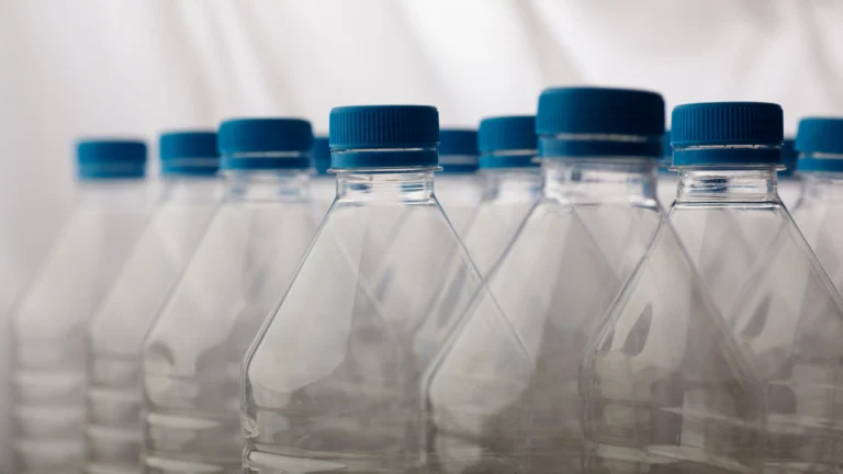 Garrafas plásticas transparentes para envase em mini fábrica de água mineral