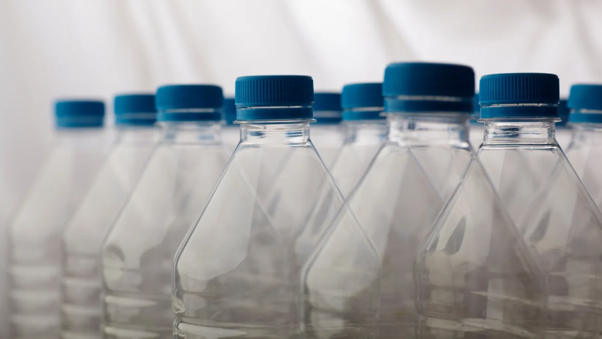Garrafas plásticas transparentes para envase em mini fábrica de água mineral